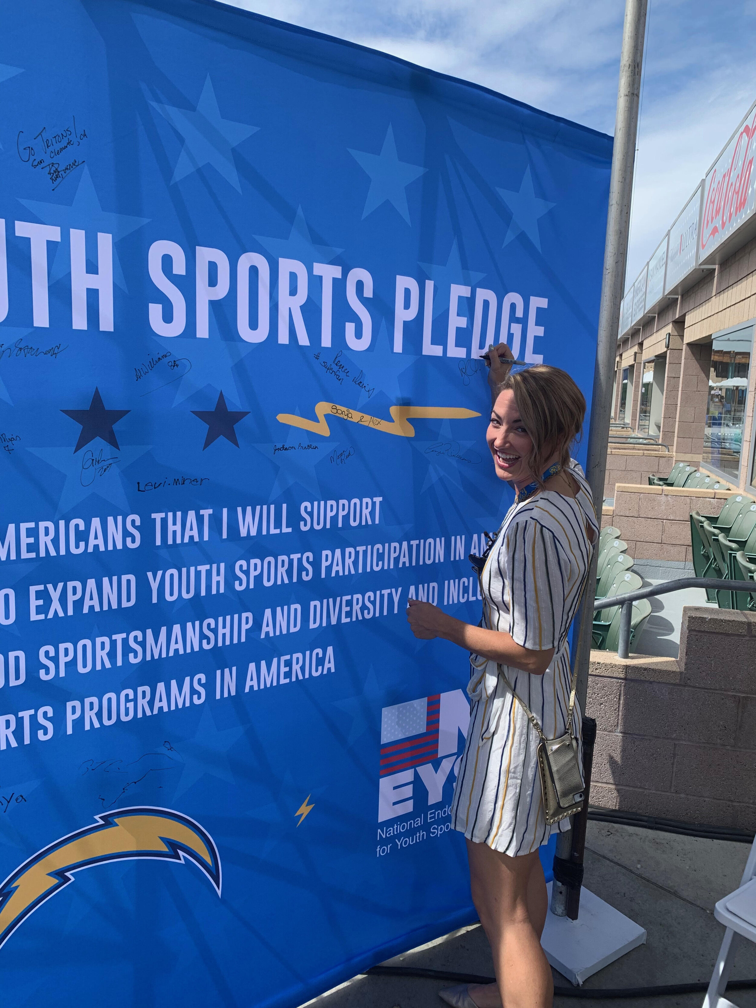  Supporters of the National Fitness Foundation take the American Youth Sports Pledge. 