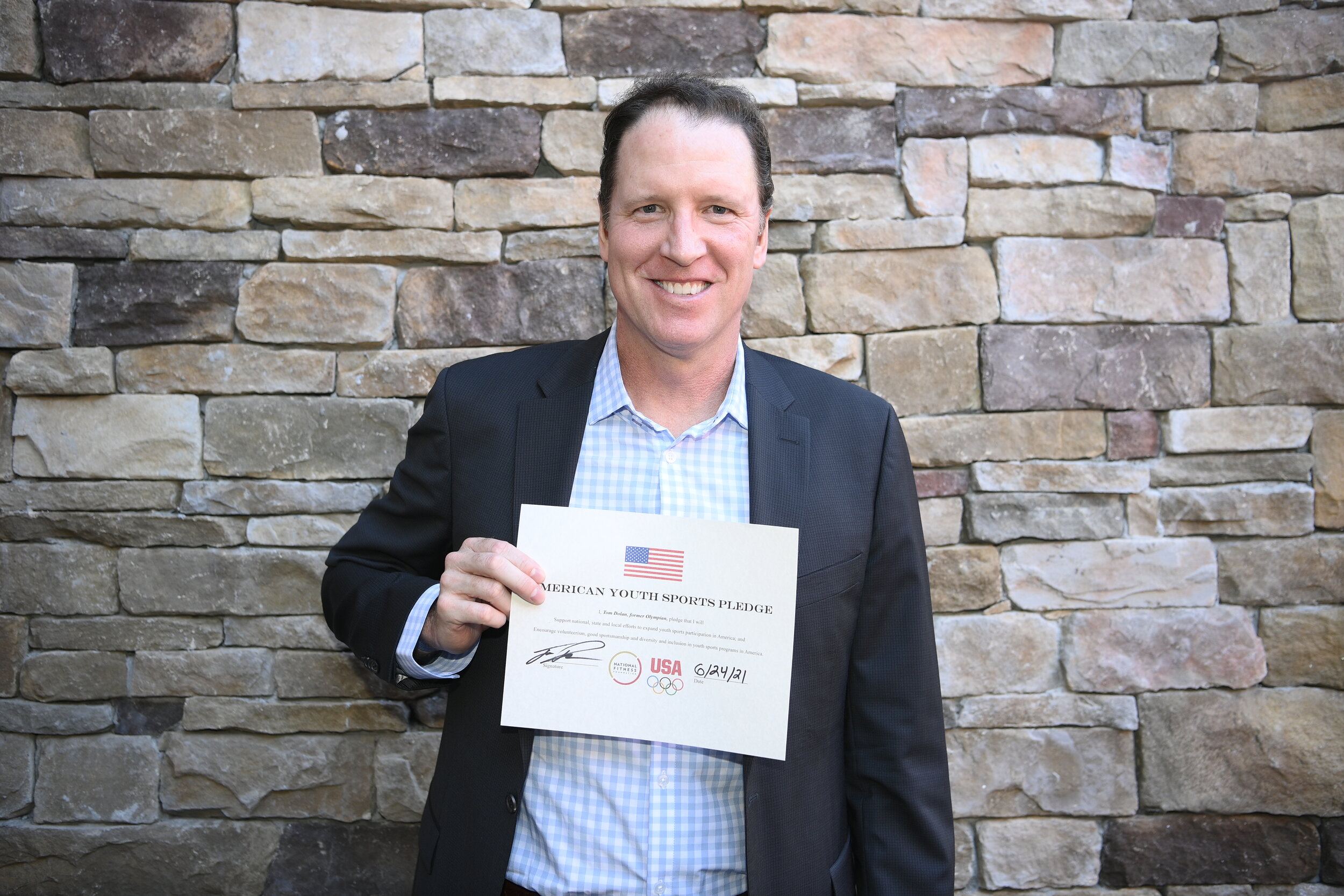  Tom Dolan, former Olympic swimmer, takes the American Youth Sports Pledge. 