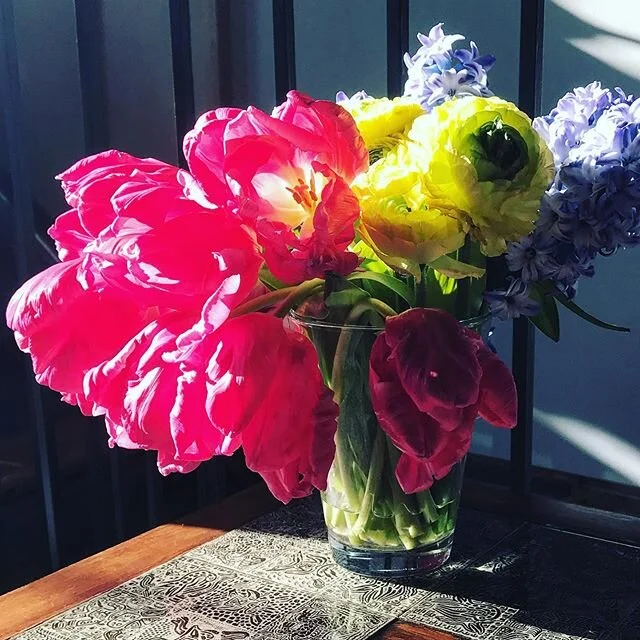 GRATEFUL for my Mom, Aunties, MOH and bridesmaids β¨ The Shower may have been cancelled, but the flowers weren’t πΈπΊπΌπ·π»πΉπΏ