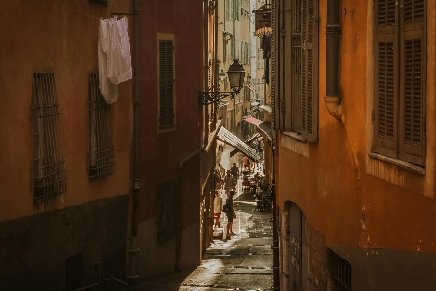Dreaming about wandering through the alleyways of Nice during golden hour while it rains here ✨

#nicefrance #goldenhour #southoffrance
