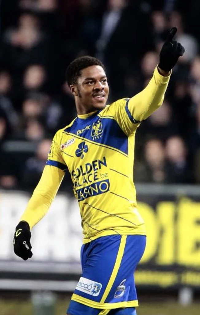 Chuba Akpom in the yellow and blue of STVV