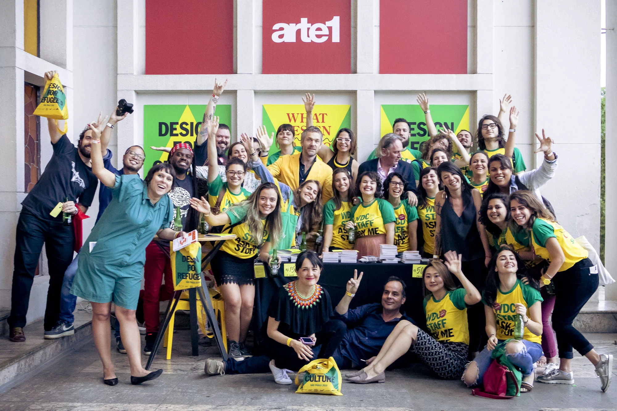 Equipe de voluntários e palestrantes no final do evento
