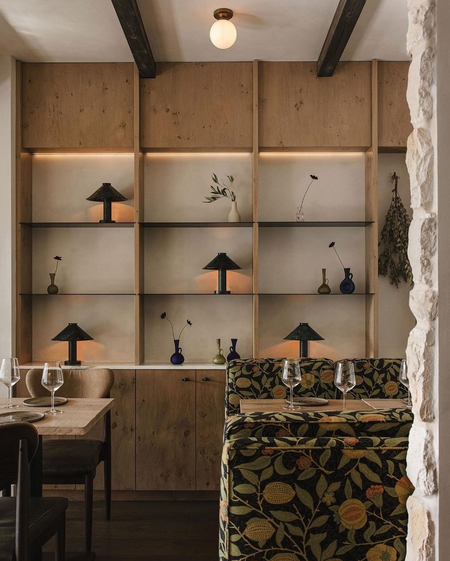 This restaurant was designed to elevate the guest experience with its textured fabrics and elegant lighting - when thinking about your own home, it&rsquo;s important to consider not only how you want it to look, but also feel. 🍷🖤
⠀⠀⠀⠀⠀⠀⠀⠀⠀
⠀⠀⠀⠀⠀⠀⠀⠀