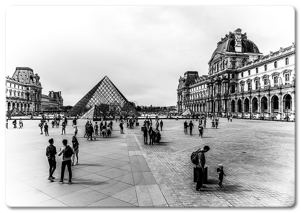 The Louvre BW