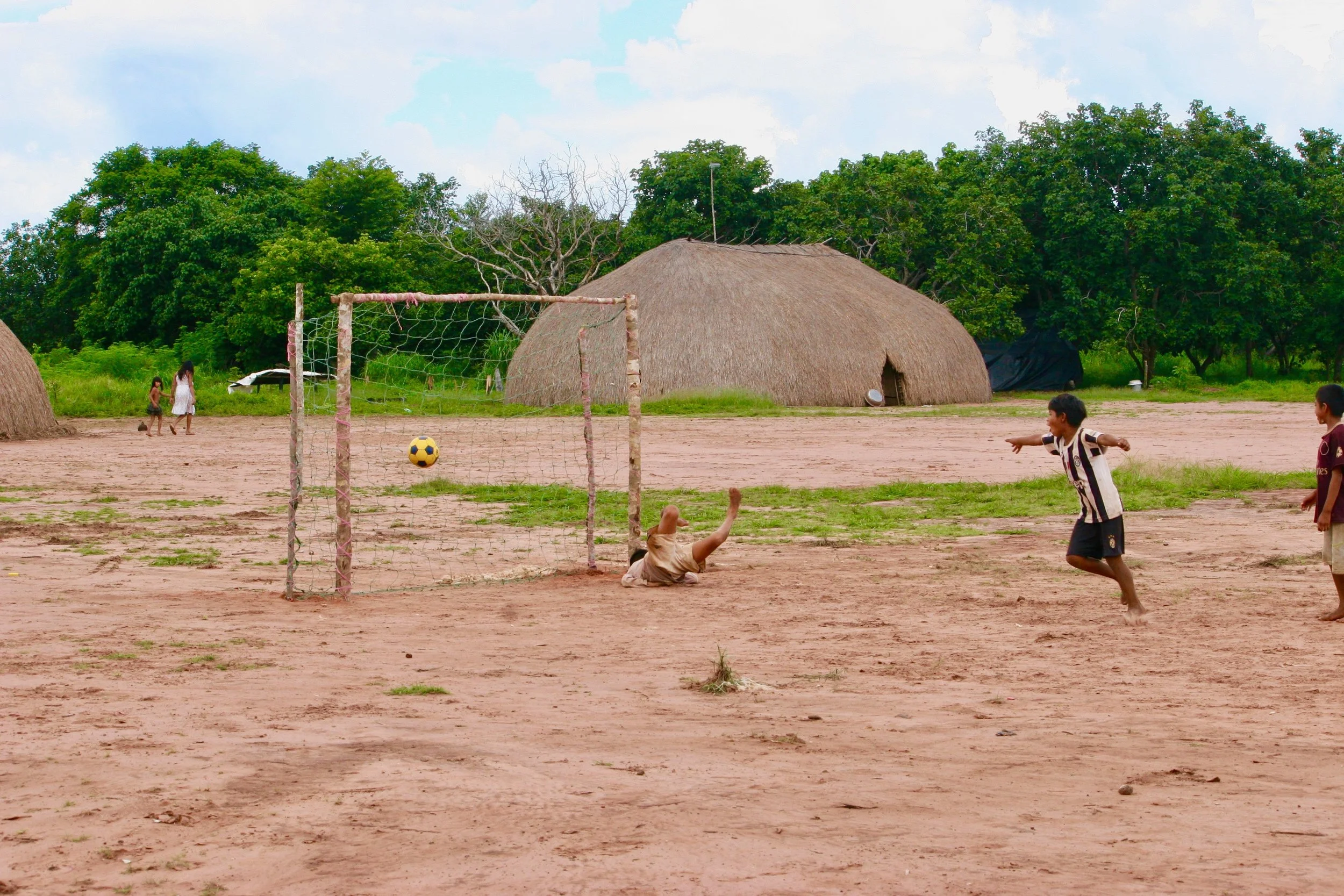 Gol com redes 100% de garrafas pet faz a alegria da molecada local.