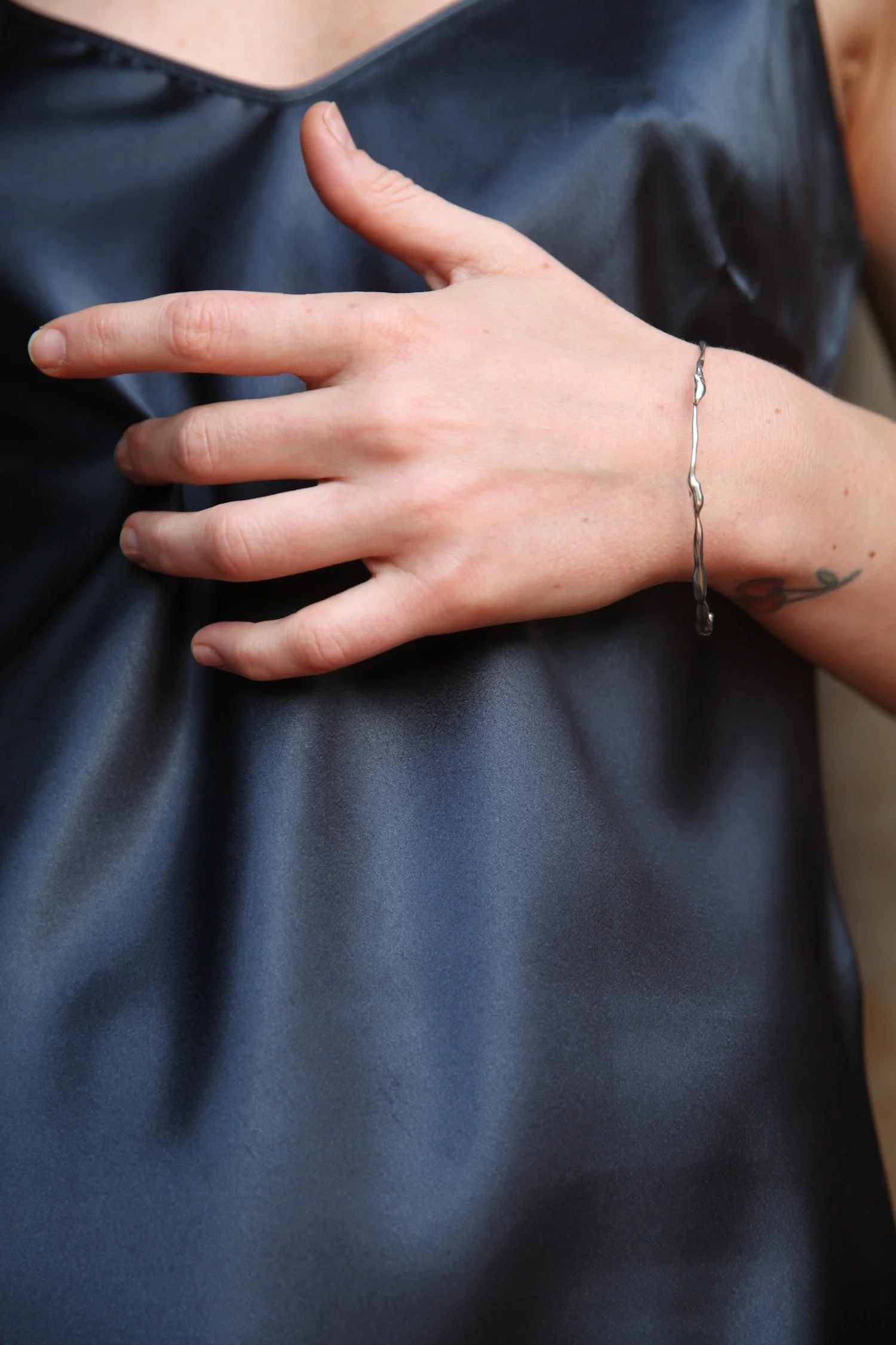 Fluida bangle silver, indossato.JPG