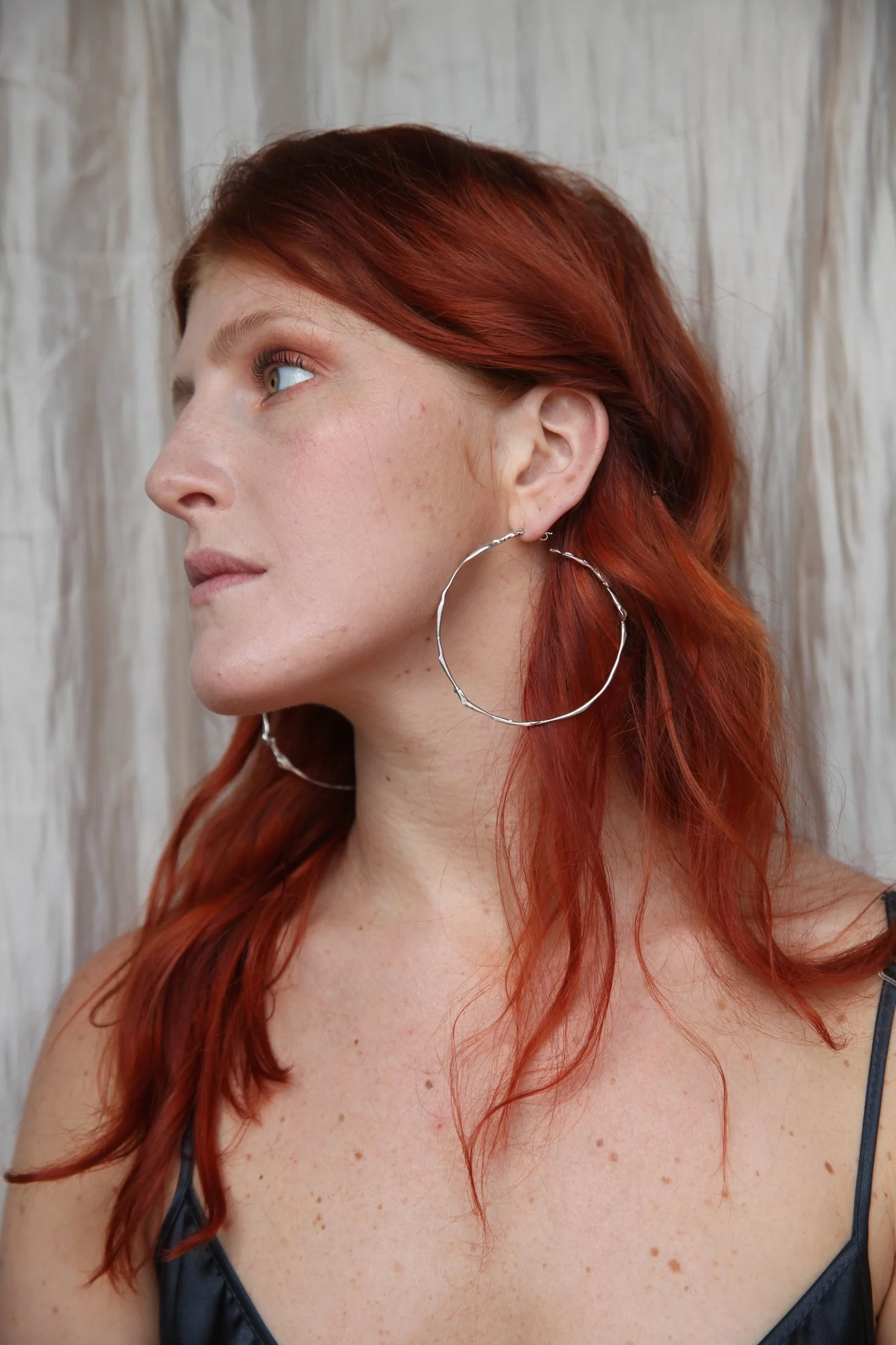 Fluida hoops earrings, indossato.JPG