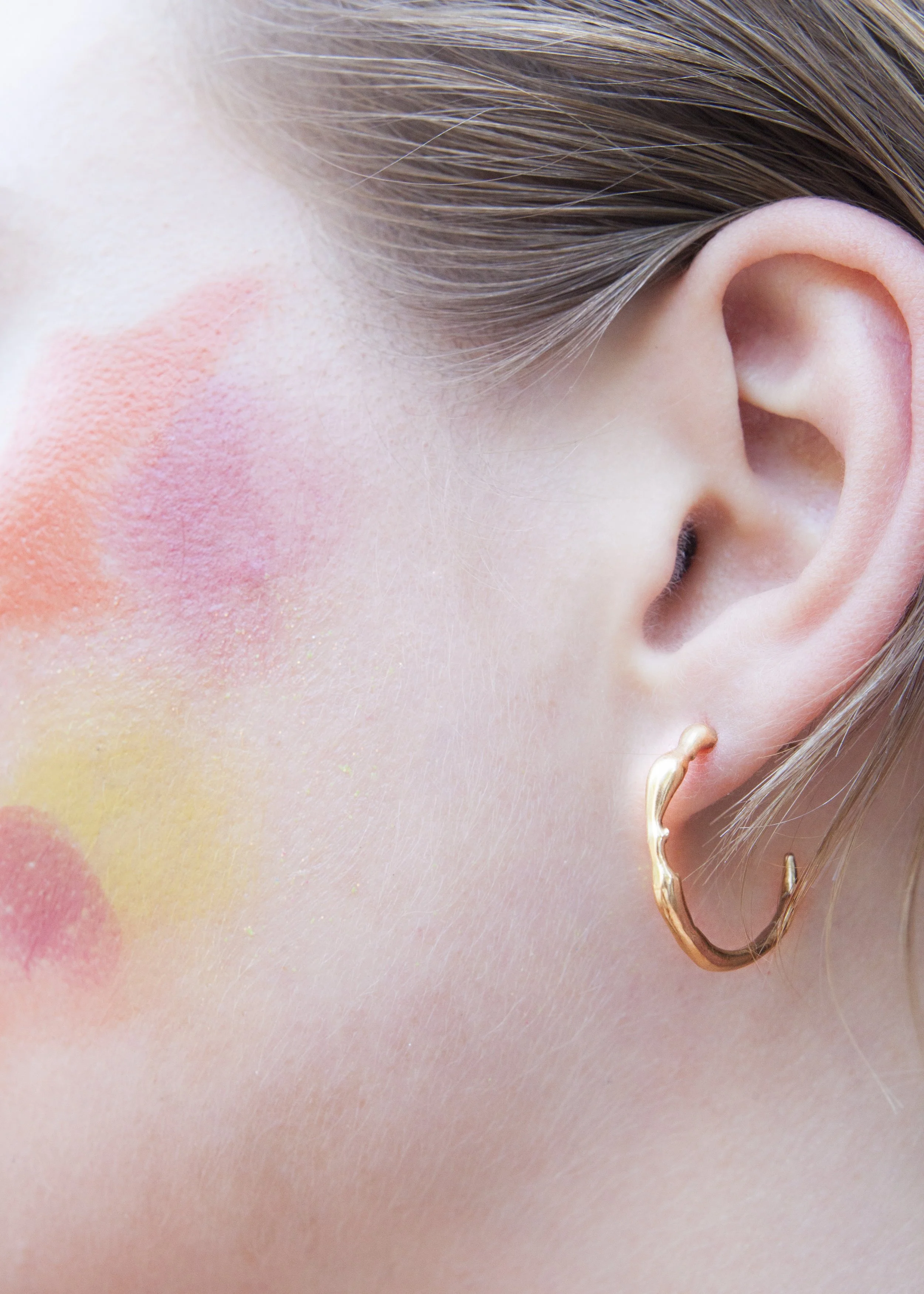 Fluida earrings golden, indossato.jpg