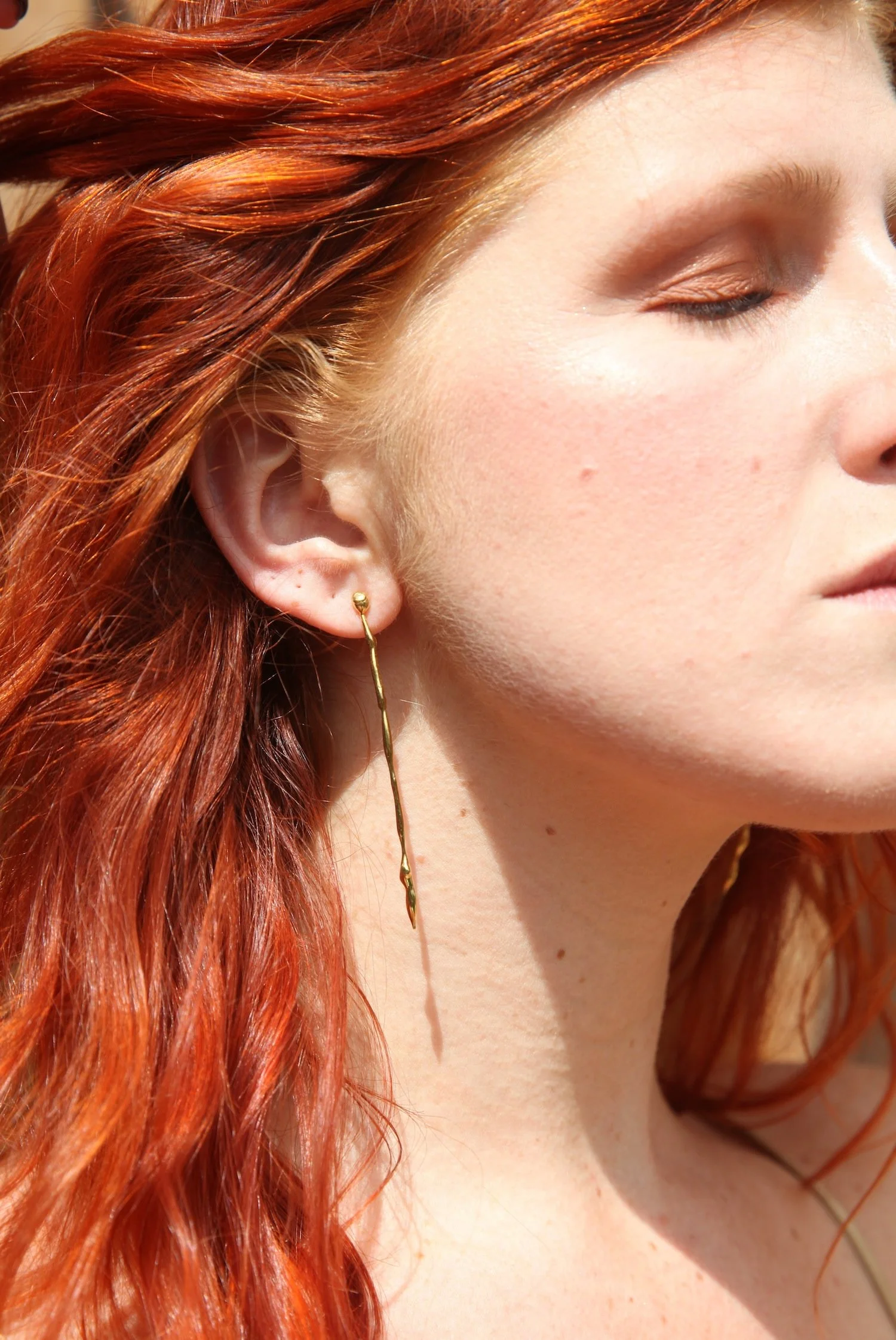 Fluida match earrings golden, indossato.JPG