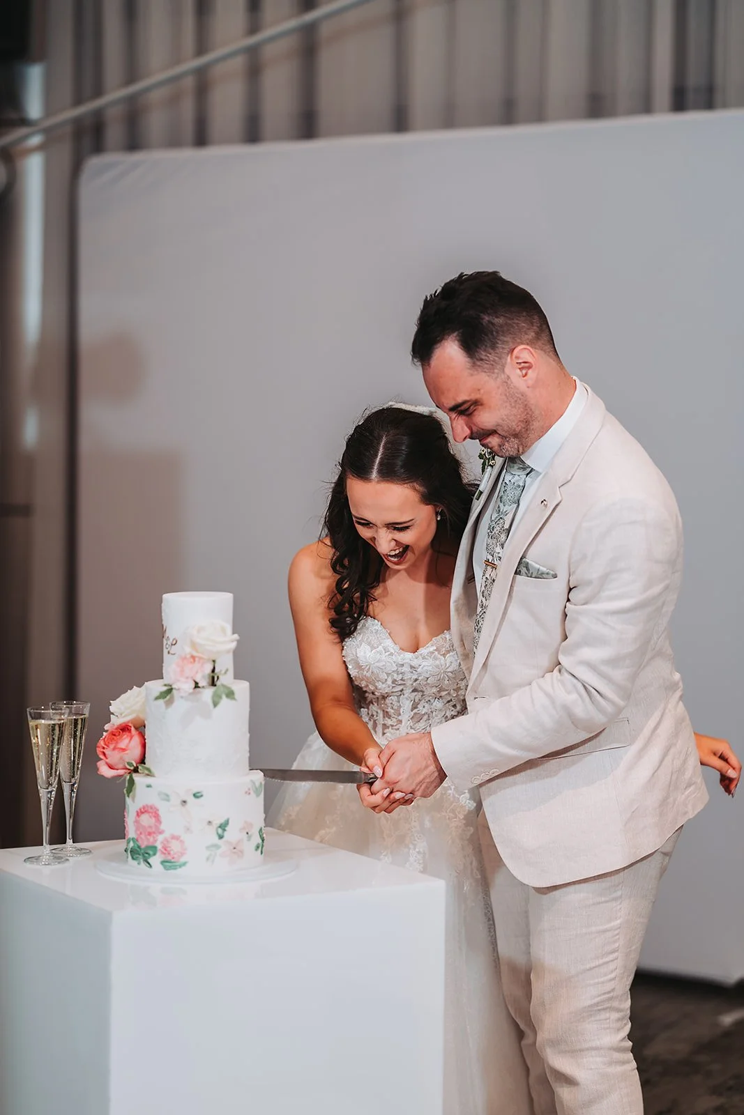 Larry & Mel cutting their vegan wedding cake
