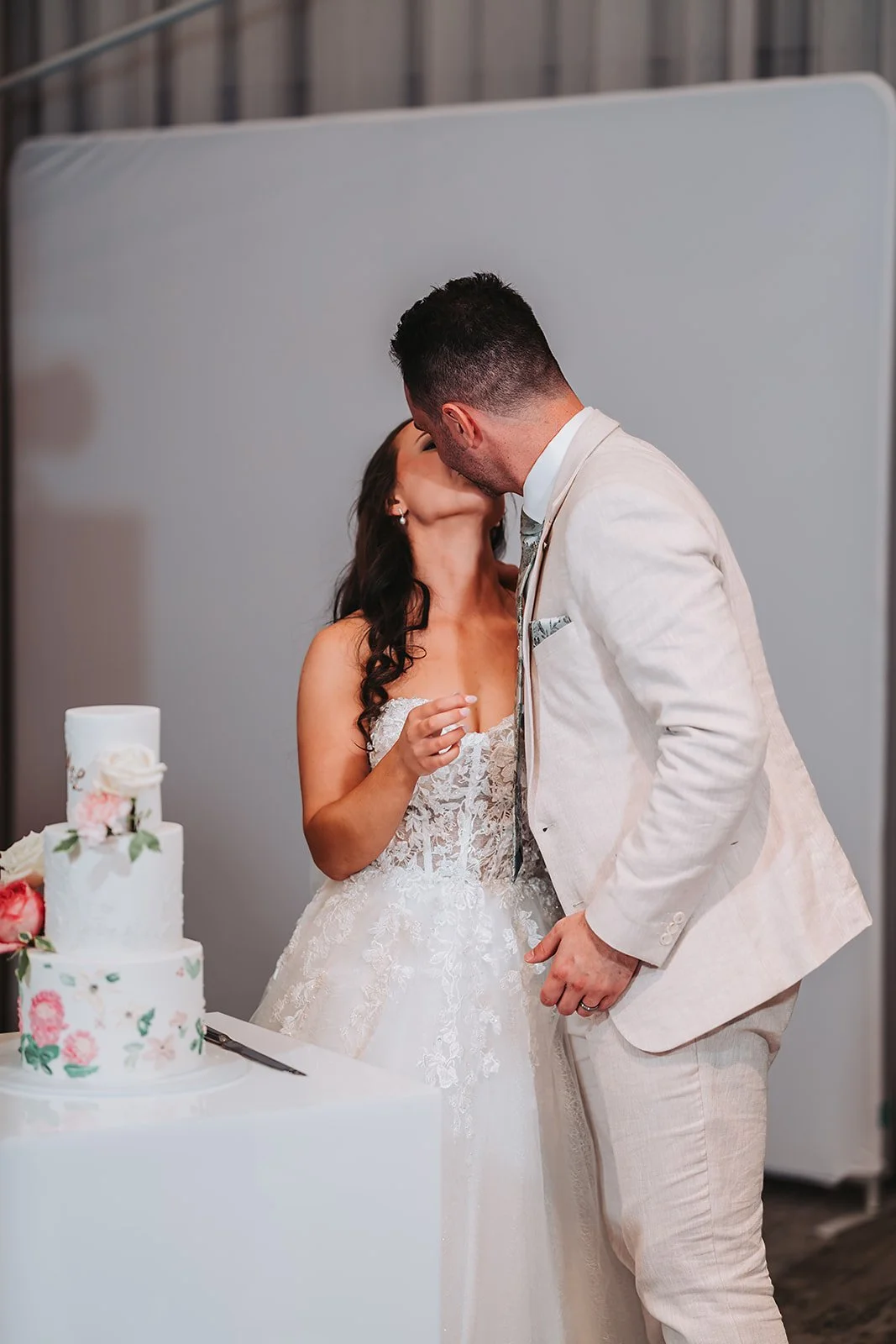 Larry & Mel cutting their vegan wedding cake