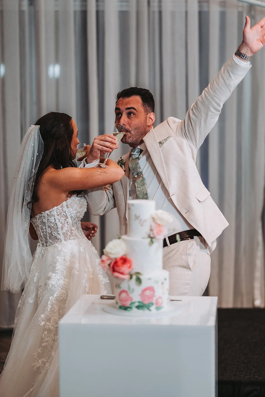 Larry & Mel cutting their vegan wedding cake