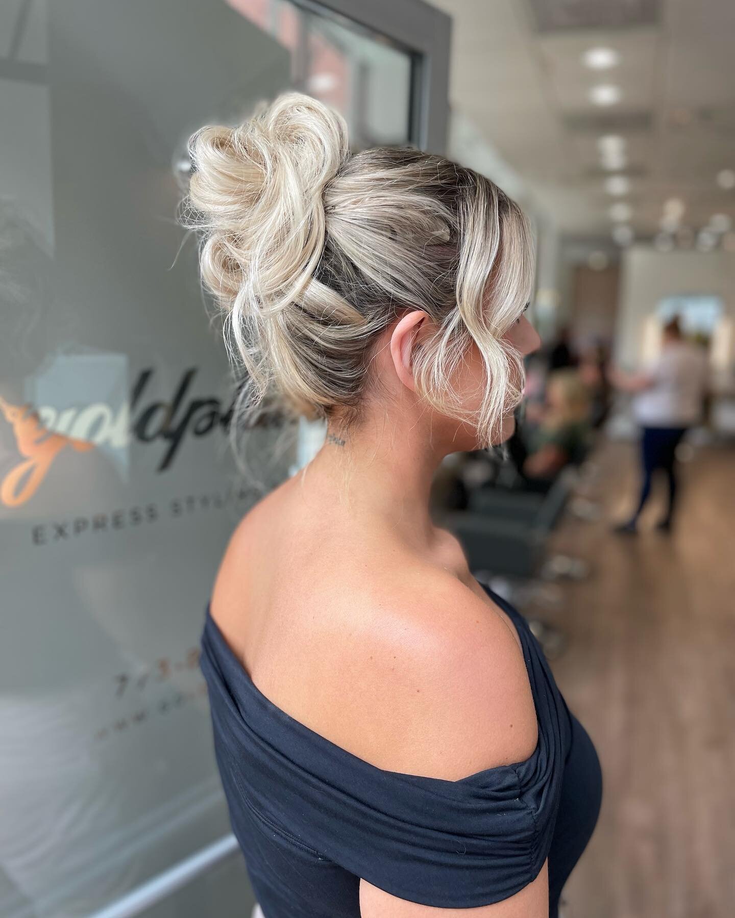 Updo of the year 📅 

#beyondtheponytail #blonde #blondetrepreneur #style #modernsalon #hairdressermagic #updo #chicagoupdo #chicagohair