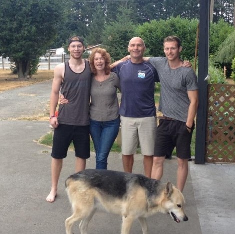 Sandra Tully, Ryan Pinneo and family.