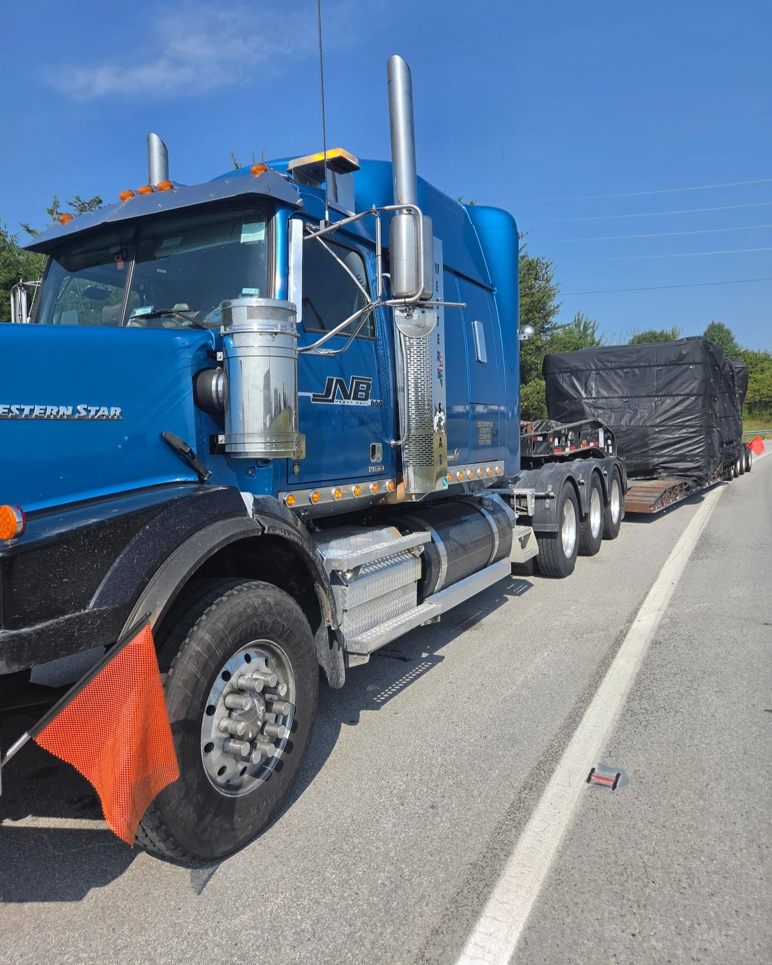 Big equipment calls for big moves. 🚛

Pictured here is a 1,250-ton Niagara press crown, one of approximately a dozen oversized loads safely transported from Windsor, Ontario all the way to our friends at DieMax in Tullahoma, Tennessee. 🇨🇦➡️🇺🇸

A