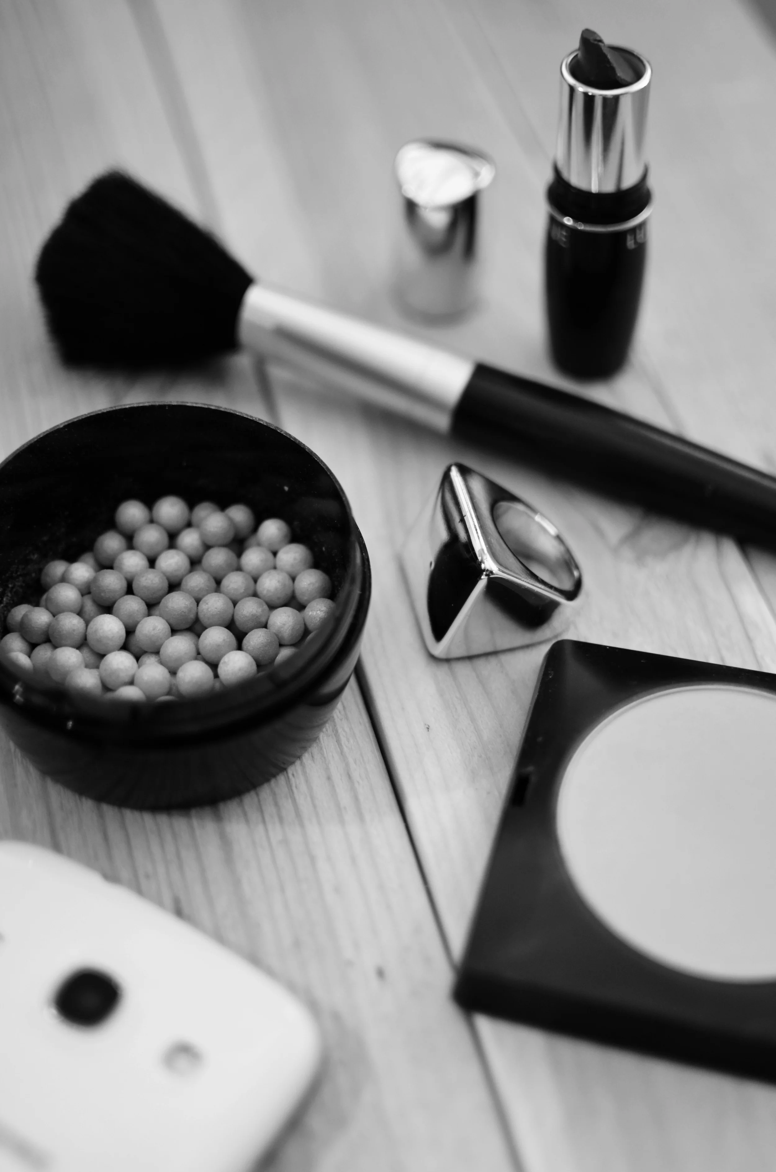 fashion-girl-makeup-paint (1)-bw.jpg