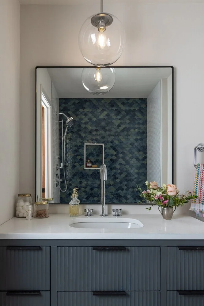 DAL_BargainMansions_E601_MR47_MR48_RV26_BlueBathroom_03.jpg