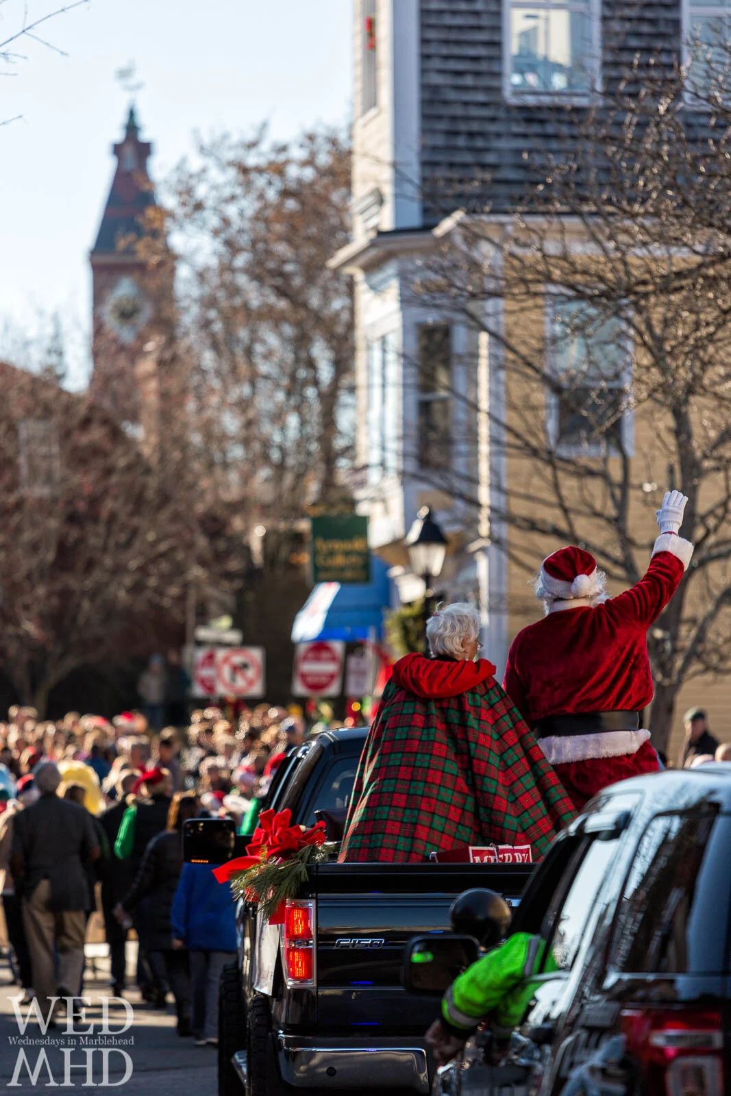 Marblehead-Christmas-Walk-Santa-Waves-to-the-Gathering-Crowd.jpeg