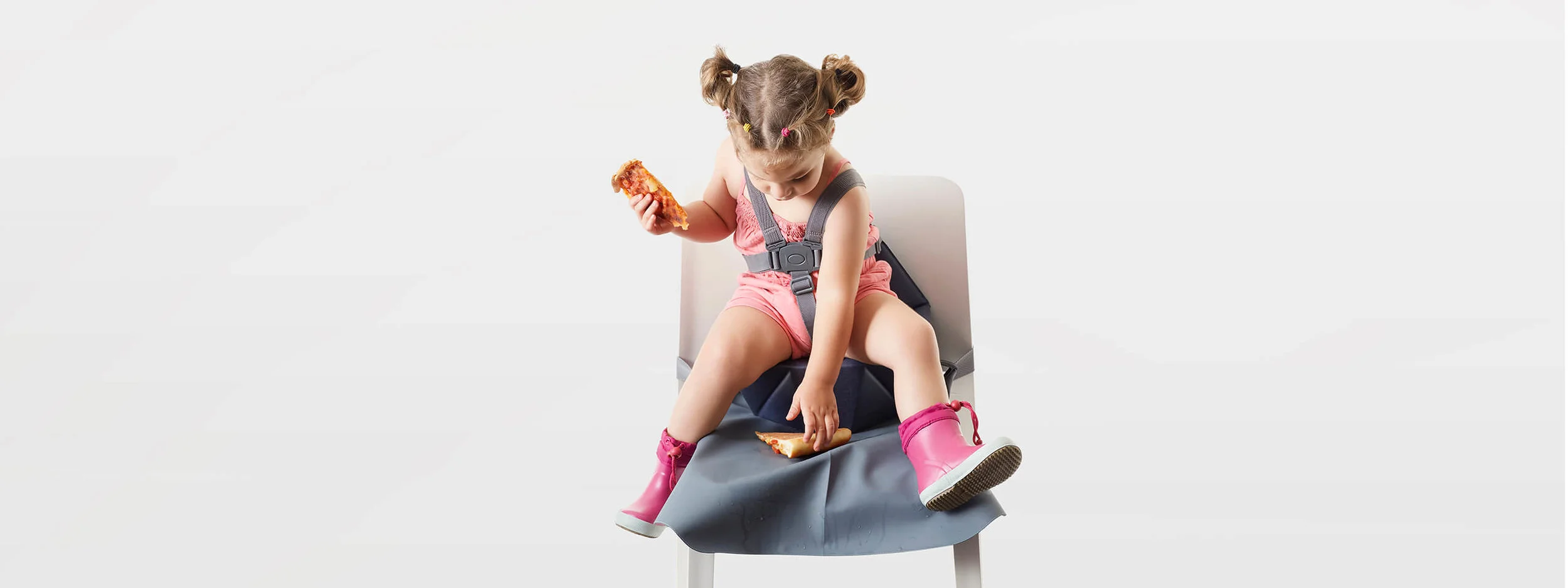 Bombol-Pop-Up-foldable-booster-seat-kid-with-pizza.jpg