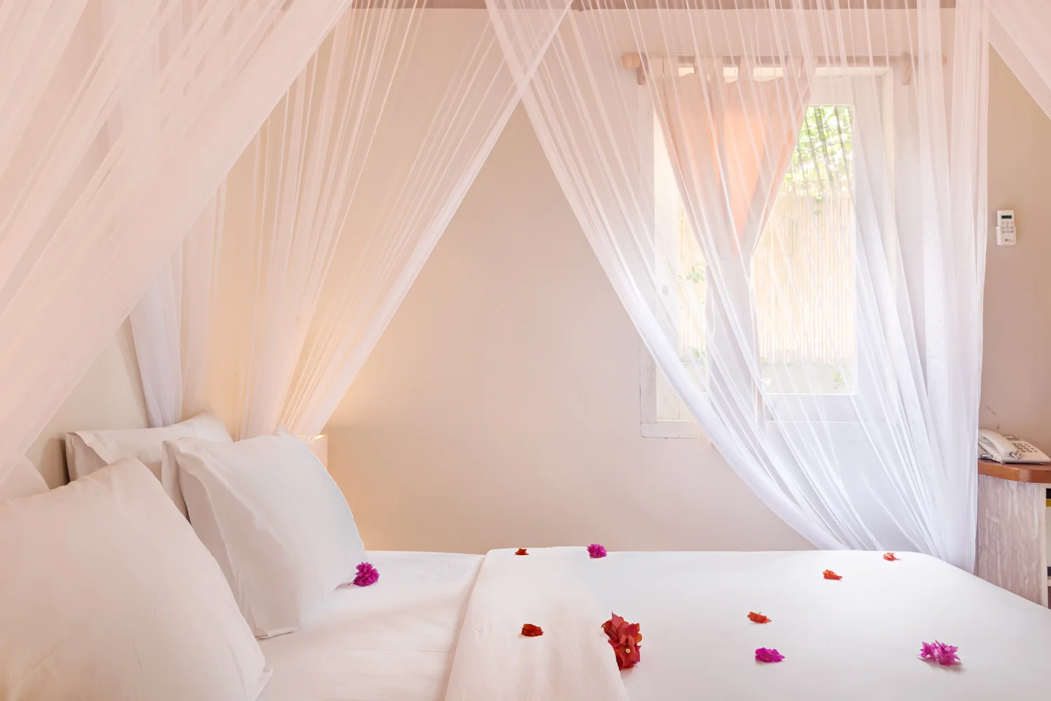 Romantic-bed-AVIA-villa.jpg