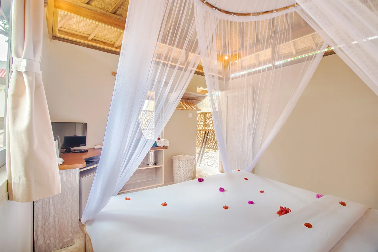 Romantic-bungalow.jpg