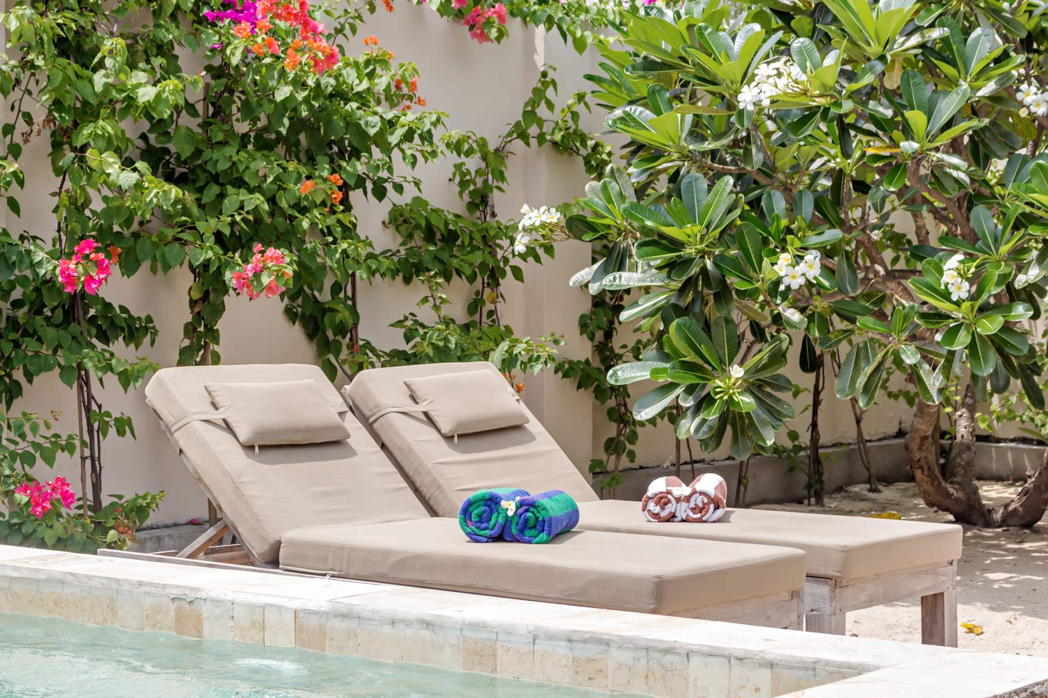 Sunbeds 2bedrooms villa Avia Villa Resort - Gili Meno