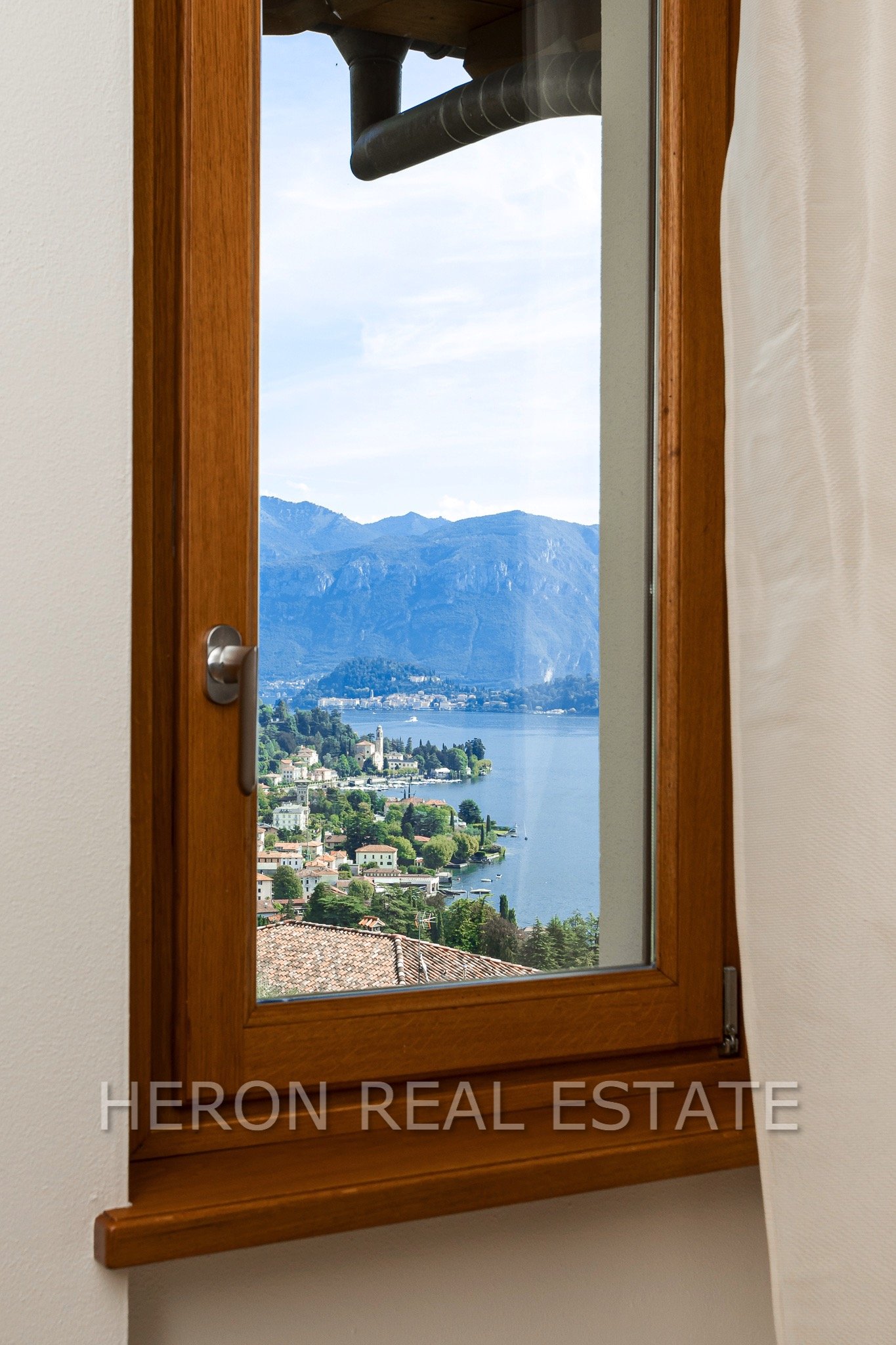 Villa in Mezzagra with lake view for sale.jpg