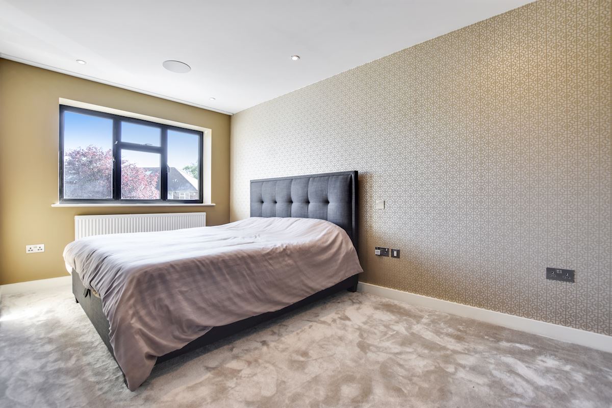 84140a14-0d9e-4150-b322-62986904db6ddnsl - 92 sandymount avenue - bedroom1-medium.jpg