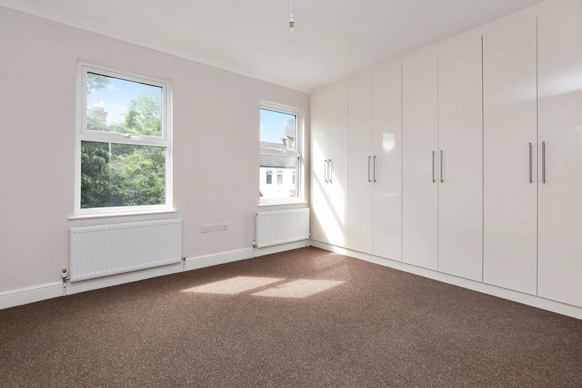 Front bedroom (2).jpg