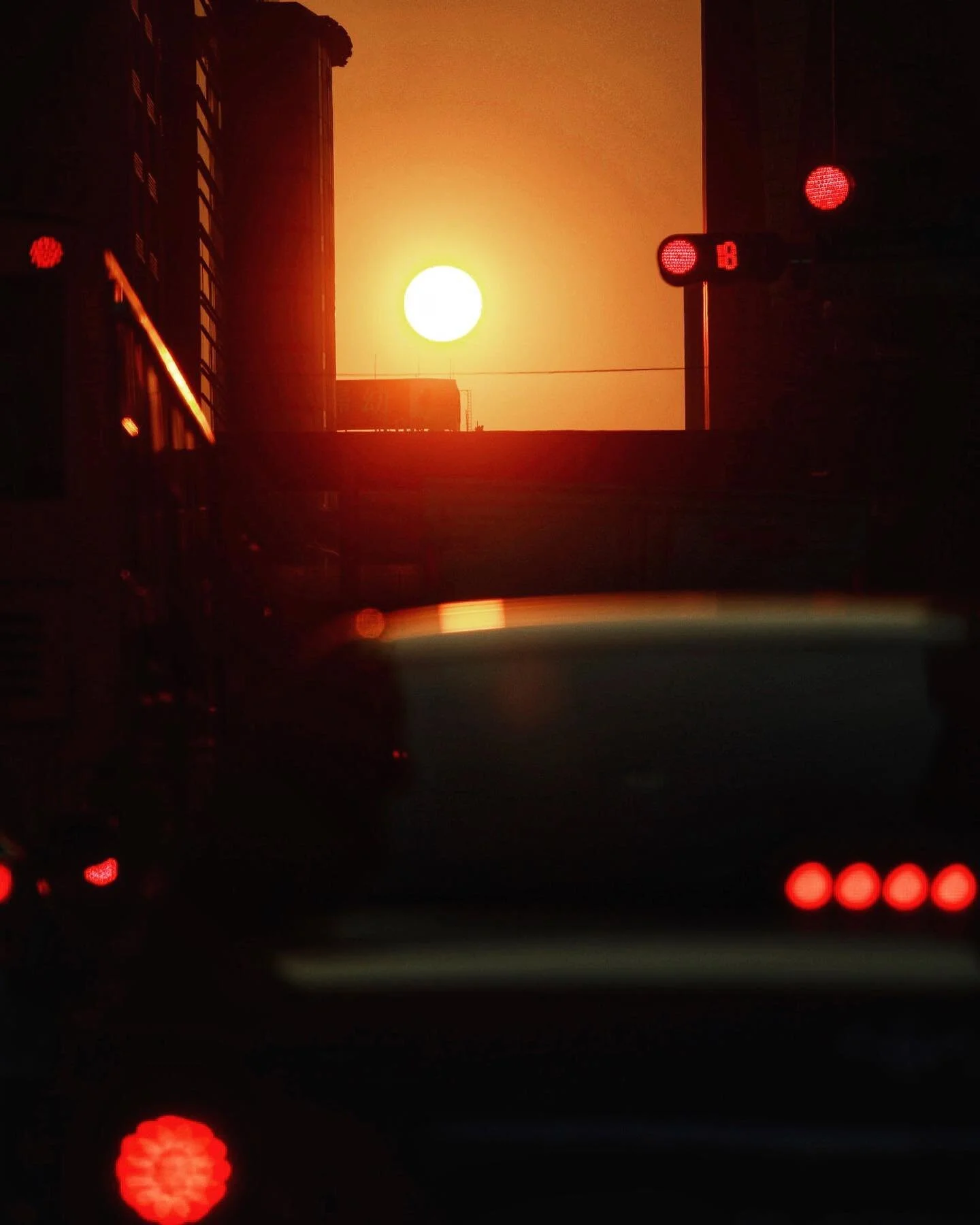 Before Sunset.
#ontheroad #picoftheday #streetstyle #art #graphicdesign #iseetaiwan #canon #newtaipeicity #taiwan #lighting #reflection #ootd