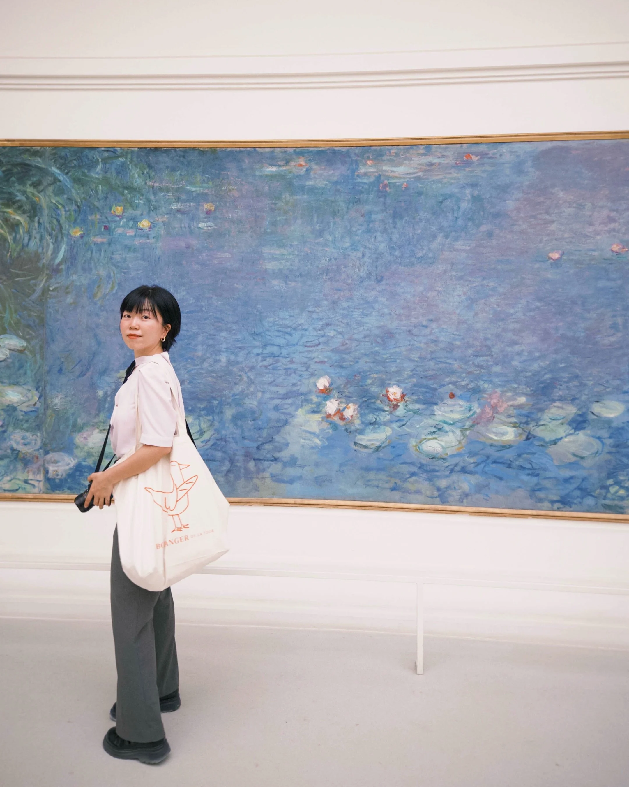 在巴黎的最後一天，讓自己被一整座莫內花園包圍🪷

那天走在 @museeorangerie 橘園美術館裡，為睡蓮伴奏的，不是我想像中莫內在吉維尼花園作畫時，可能會聽見的風聲、鳥鳴、溪流聲，反而是館員一次又一次提醒著來自世界各地的旅客：

「SILENCE！」安靜呀！各位😂

整理照片時，那句「SILENCE！」彷彿還在腦海裡不斷迴盪，再看到牆上寫著：
&ldquo;View this exceptional work in silence.&rdquo;
「請在寂靜中欣賞這件非凡的作品」，與