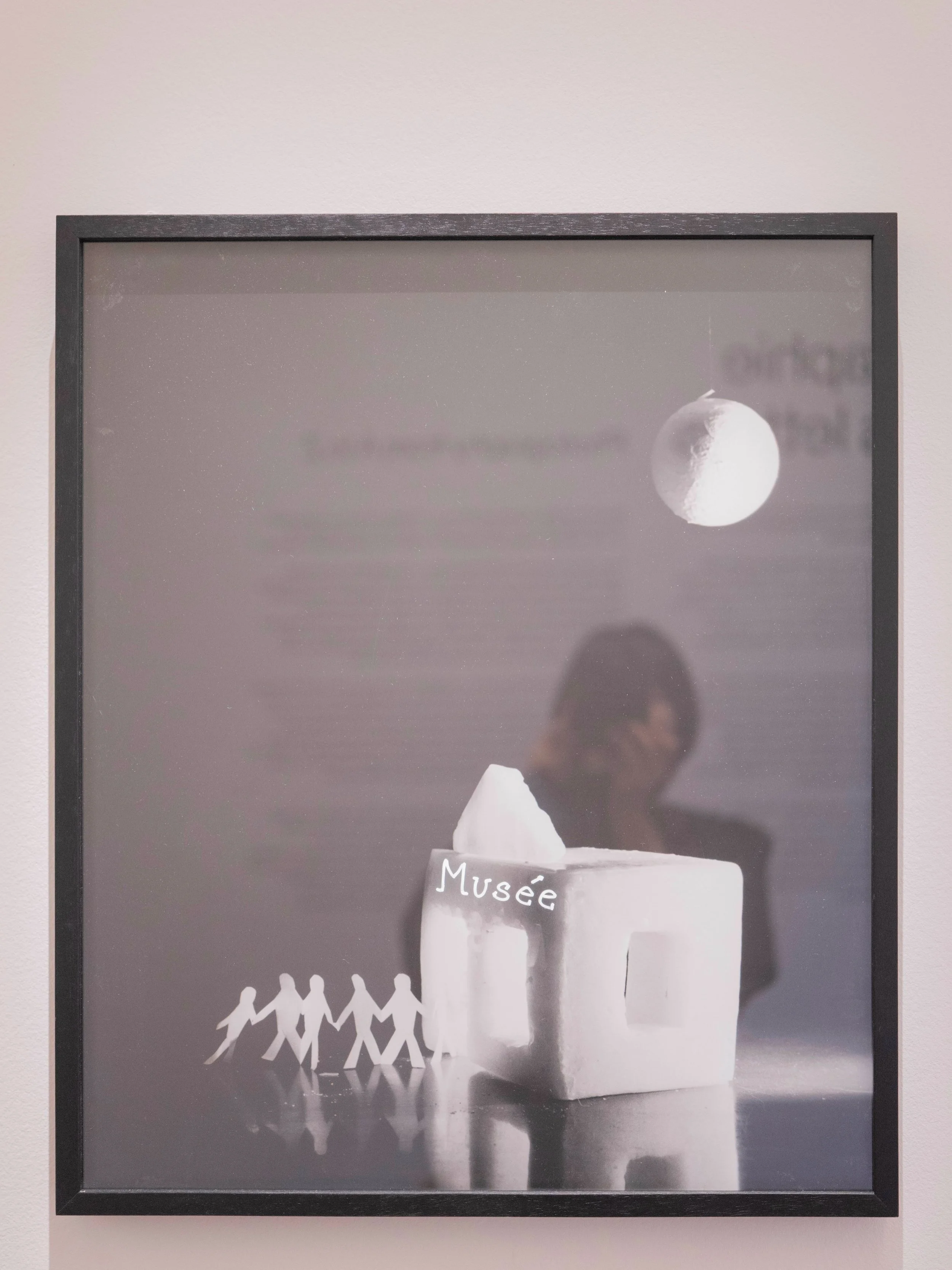 「Curating is editing.」策展，就是編輯。
睽違多年後再次回到 @mep.paris 巴黎歐洲攝影之家，看完最新一期的展覽後，馬格蘭總監的這句話在我心中變得更加具體。

M comme #Mus&eacute;e I博物館

我很喜歡展覽裡讀到的一句話：
Le mus&eacute;e participe &agrave; &eacute;crire son histoire.
「博物館參與書寫它的歷史。」

一件作品的意義，並不只停留在它被創作完成的那一刻，當它被展覽、被收藏