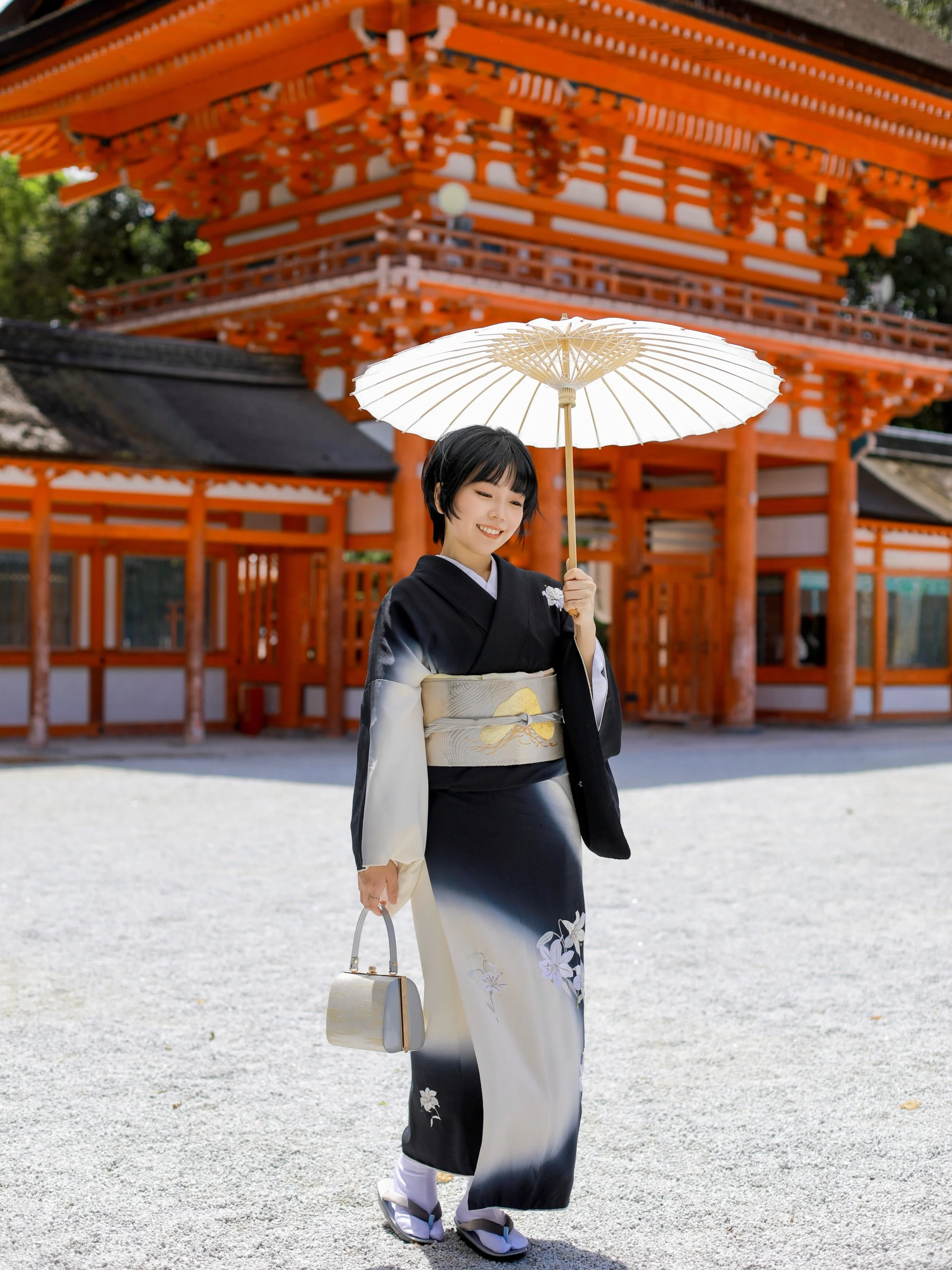日本人常說，穿上和服，背脊也會自然挺直。

讓我想起松平洋史子曾分享過的一段話：
「駝著背，連原本看得見的事物也會看不見，眼前的幸運也會溜走。」

無論遇見什麼，都想提醒自己能保持這份姿態，接住往後人生的每一次幸運。

#京都人生照片
#祝我生日快樂
#kyoto #japan