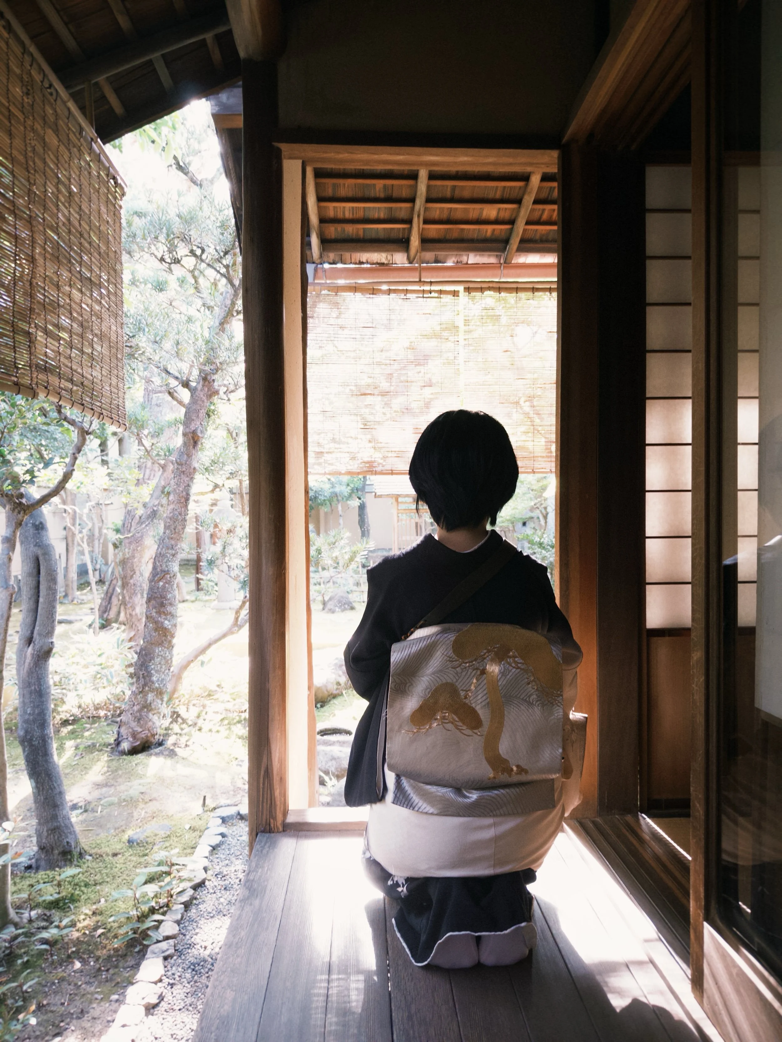 「よき人生の第一歩は姿勢を正すことから始まる。」
「美好人生的第一步，從端正姿勢開始。」
&mdash;松平洋史子《致知》

抱著這樣的心情，盛裝出席，開啟一場與京都攝影祭 @kyotographie 華麗的邂逅。

#kyotographie #kyoto #japan #photography #森山大道