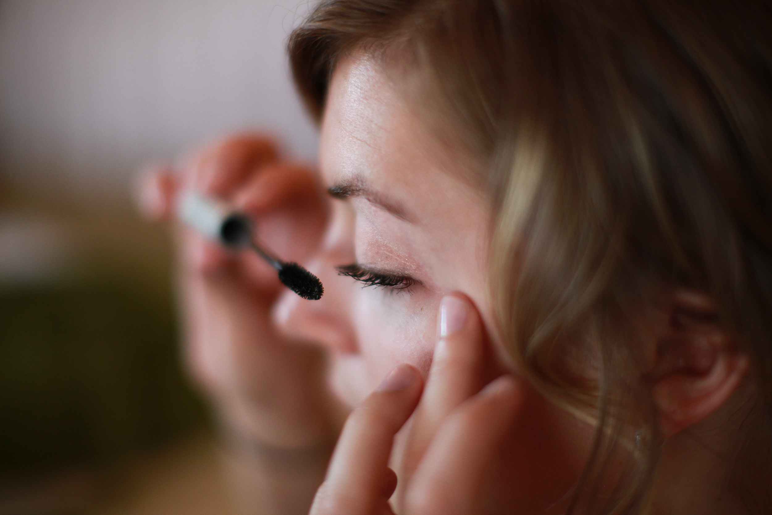 Bride at Albany Country Club putting on make up