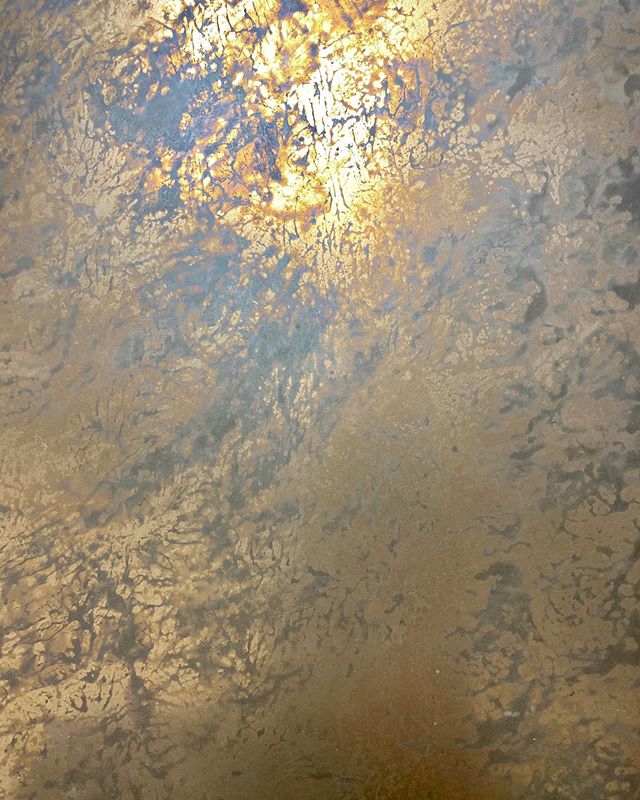 The simplicity of brass that's been patinated, such warmth within this sample on a dull autumn day. .
.
.
#liquimet #liquidmetal #brass #creativity #metalveneers #autumnvibes🍁 #exteriordesign #interiordesign #shopfitting