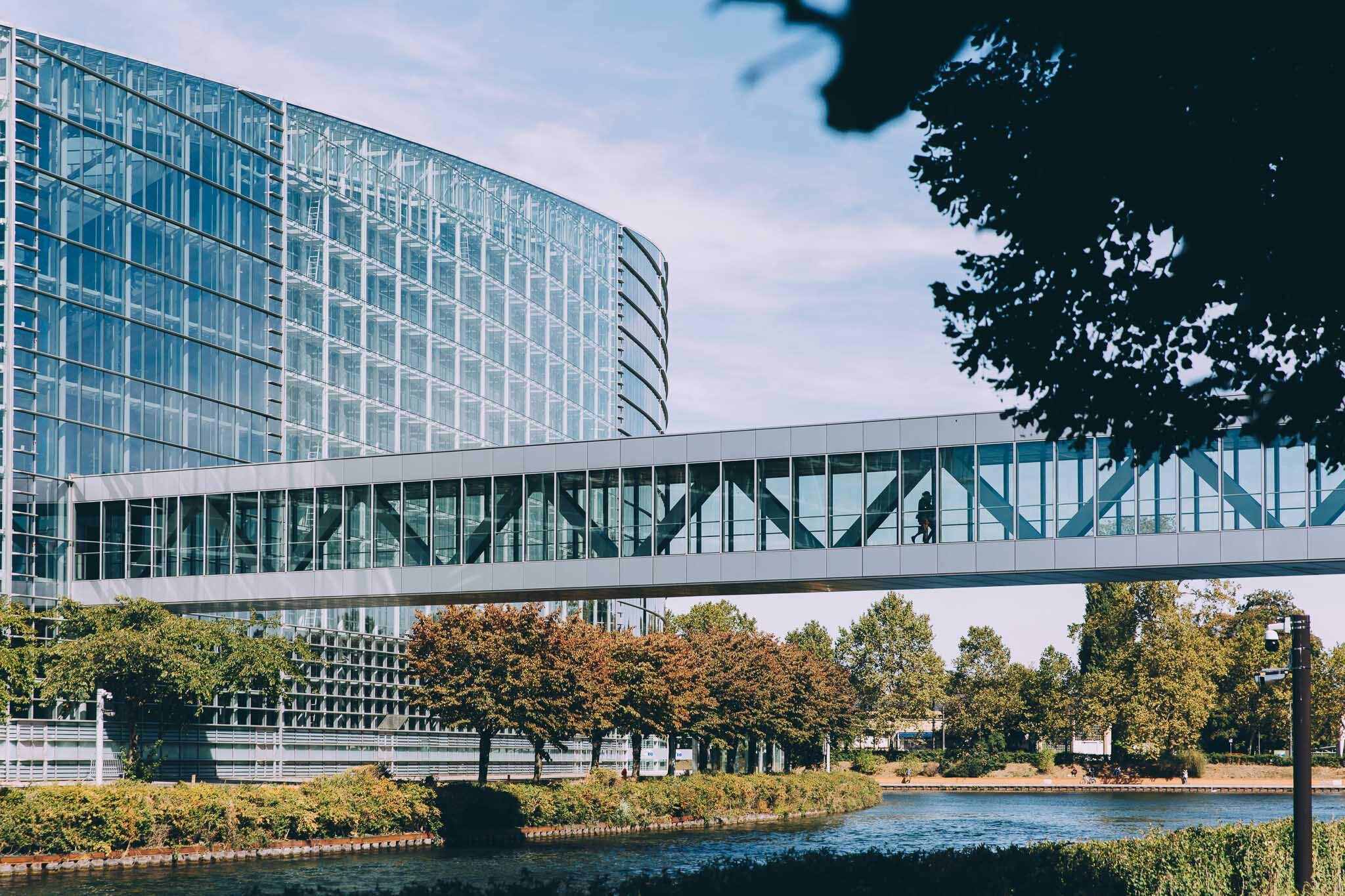 Passerelle entre les deux bâtiments du Parlement Européen à Strasbourg