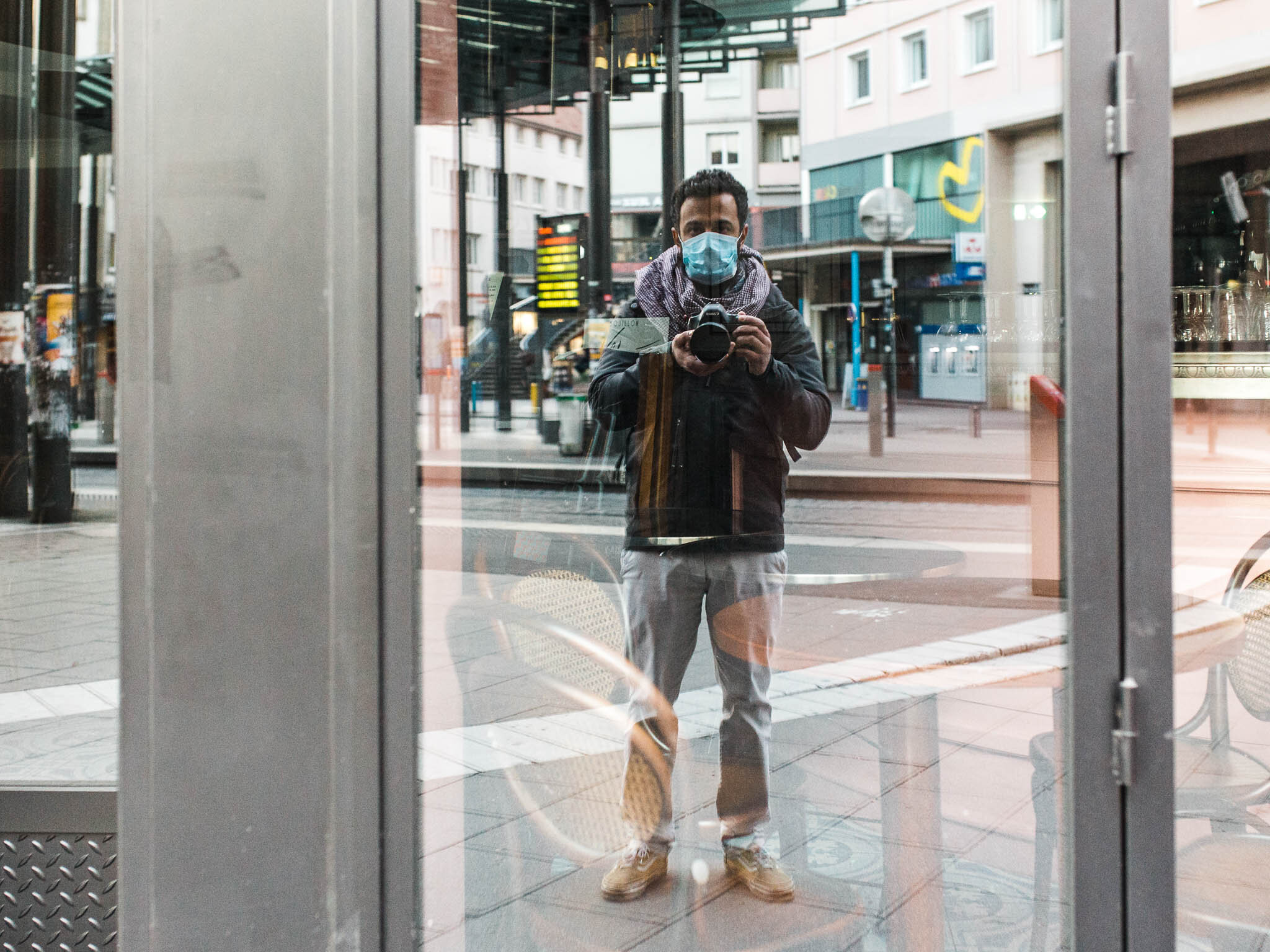  Je suis dehors parce que je suis photoreporter. C’est mon métier de documenter et photographier ce qui se passe durant ces moments de doutes pour tout le monde.  