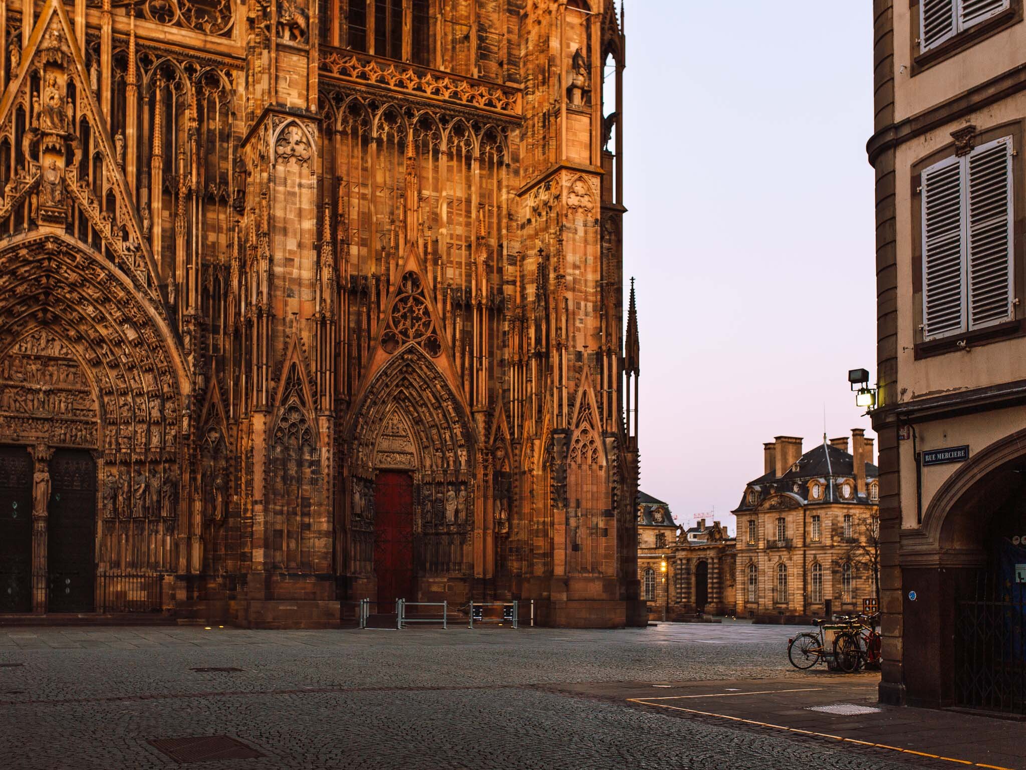  Place de la Cathédrale à Strasbourg, habituellement très vivante et très touristique.  