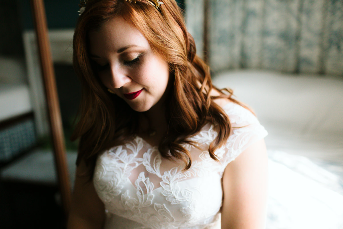 bride-getting-ready-tuckahoe-plantation