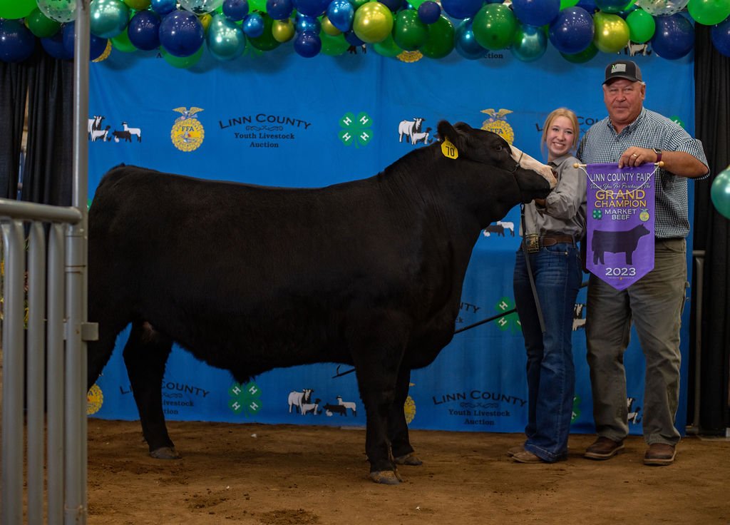  Ava Glaser,  Grand Champion Steer, purchased by Nutrien Ag Solutions 