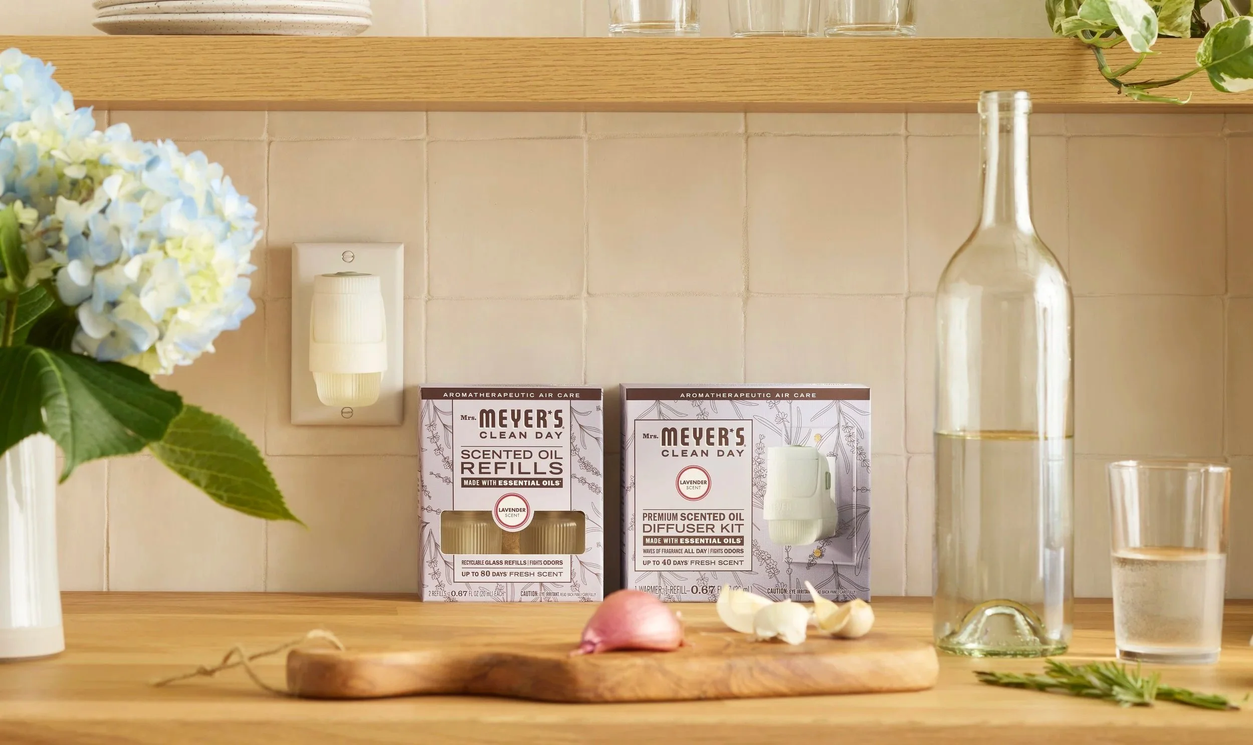  Packaging design for a new line of Scented Oil Diffusers for the Mrs. Meyer’s brand. Includes custom illustrated wallpapers for each scent in the product line. 