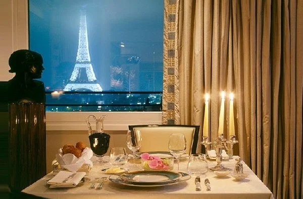 Le Relais du Plaza Athenée Paris