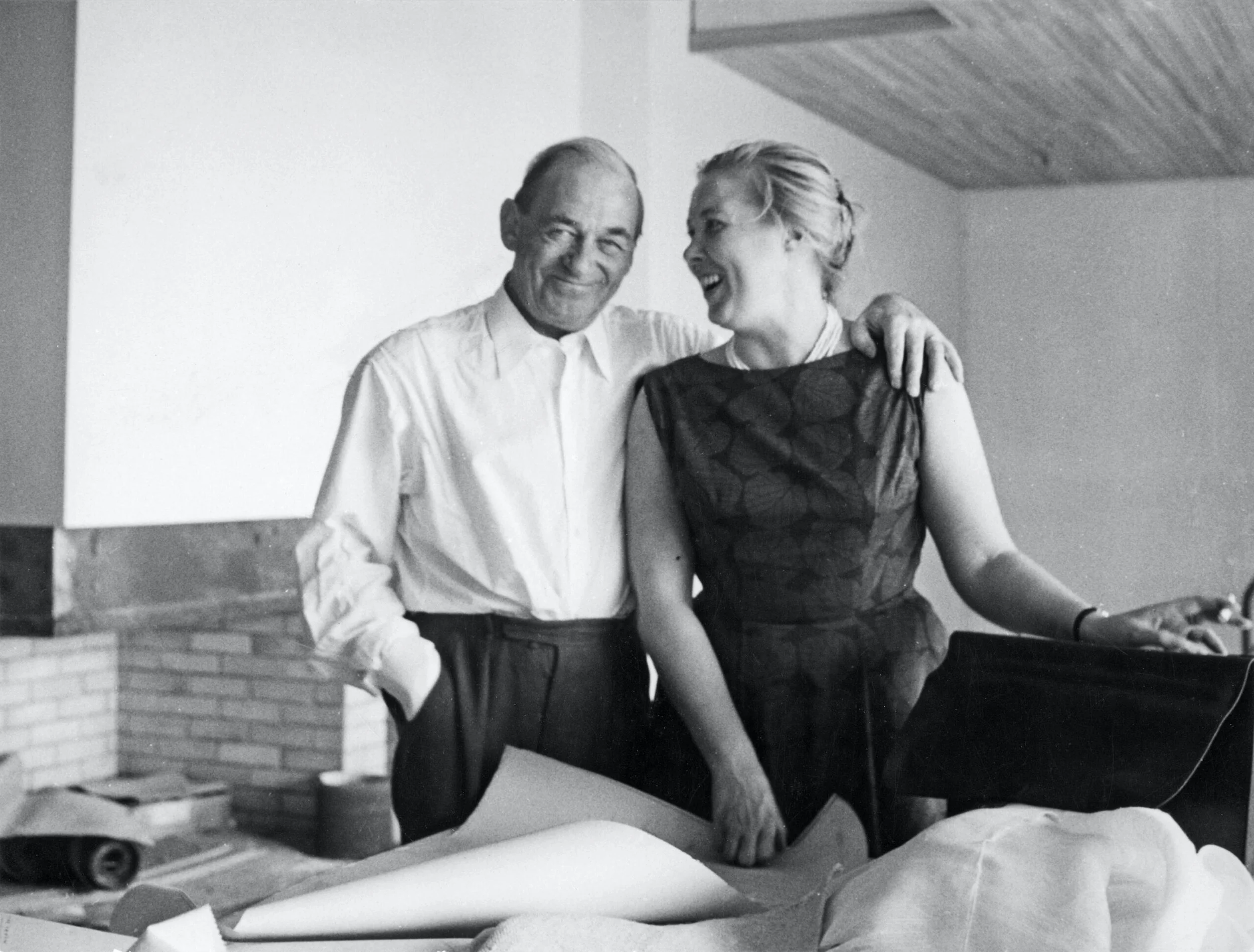 Alvar-ja-Elissa-Aalto-Maison-Carrén-olohuoneessa-rakennustöiden-loppuvaiheessa-1959.-Alvar-and-Elissa-Aalto-in-Maison-Carré-1959.-Photo-Alvar-Aalto-säätiö-Alvar-Aalto-Foundation.-101.jpg
