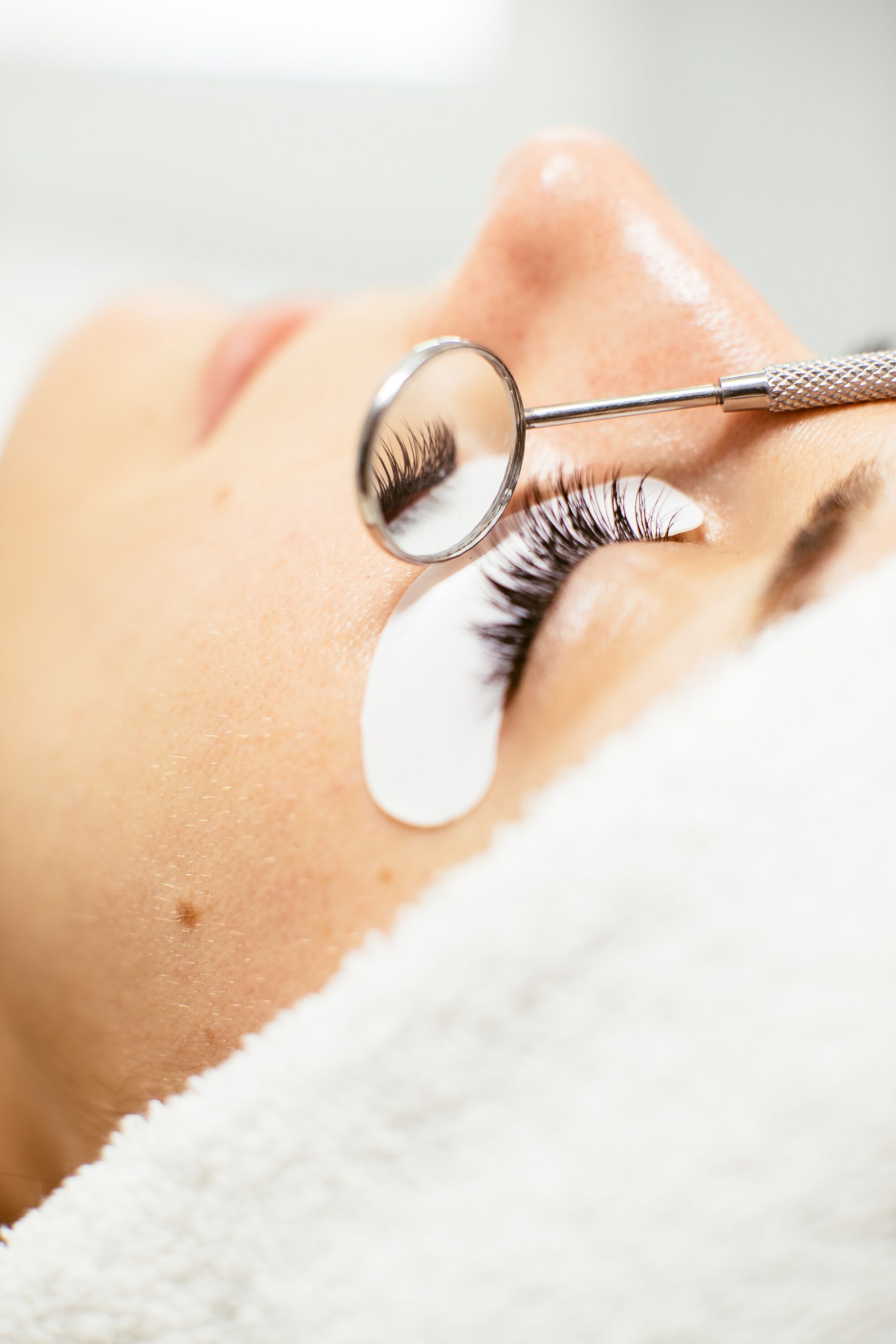 STEP 4: CHECK WORK At DC Lash Bar, we pride ourselves in the quality of our work. We use the time dedicated to your service to achieve your desired look without compromising quality results.