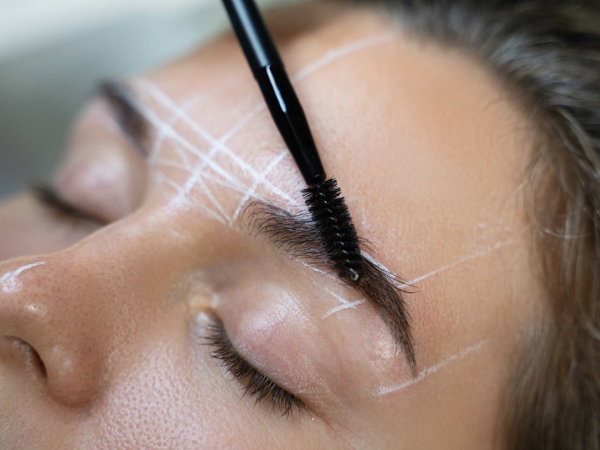 Brow map and shape with wax technique