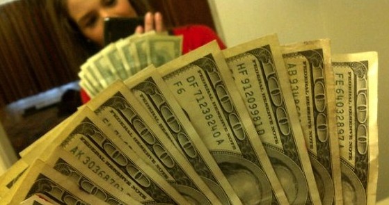 Tara English proudly showing off her illegal cash on social media.