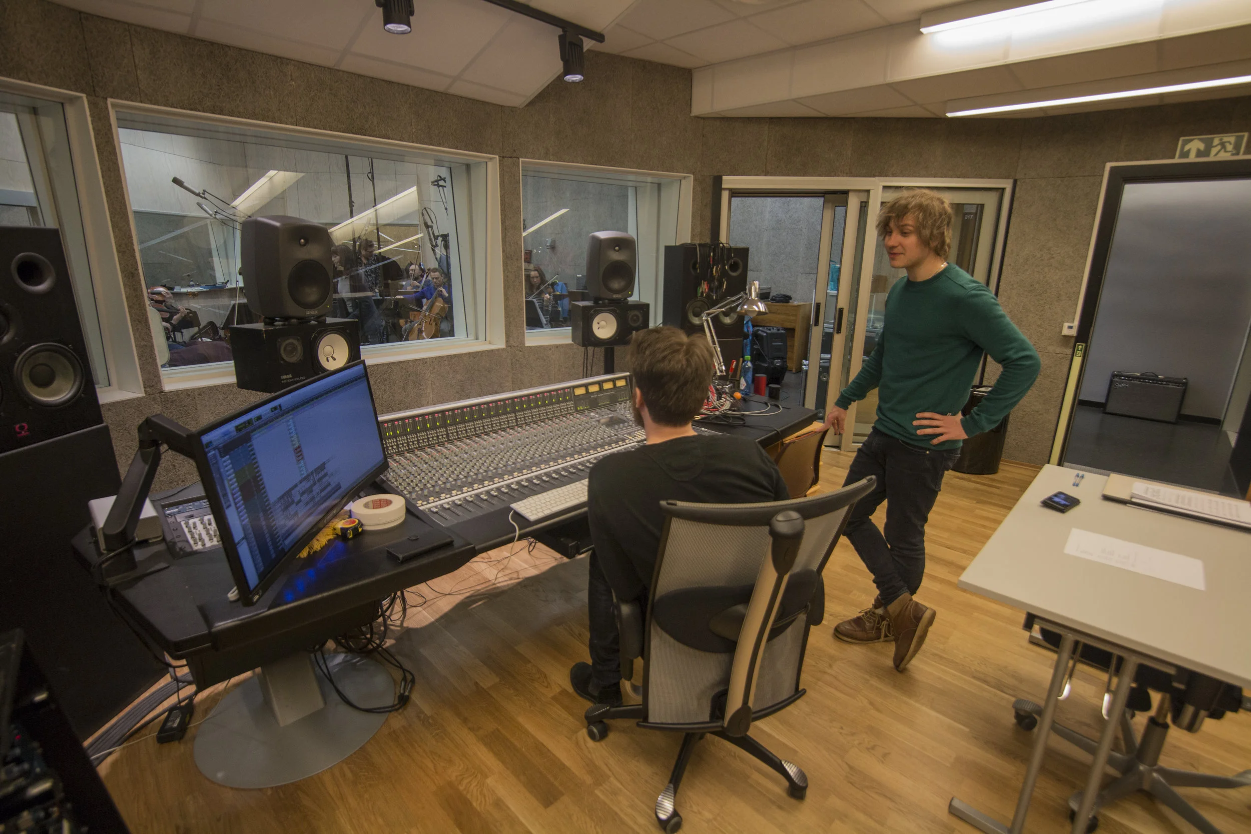 Sivert Henriksen og Herman Rundberg i Kontrollrommet i forbindese med innspilling av musikk til forestillingen Glemt av Simone Grøtte. 