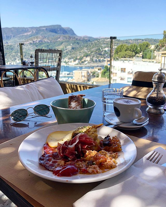 If only every morning could start with breakfast and this view 🌞🍳🥓💕 #Mallorca