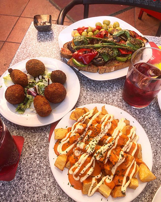When only Patatas Bravas and a pint of Sangria will do 🍷😍🇪🇸 #Mallorca